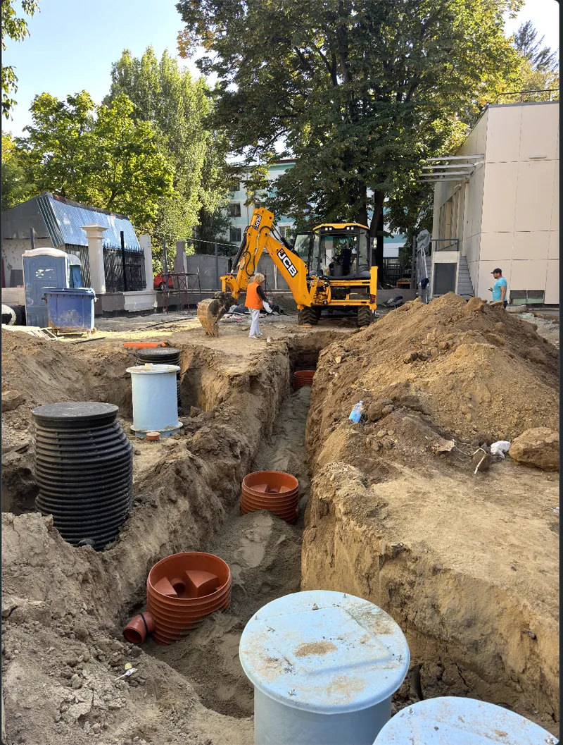 Banca Națională a României — foto 2 (montaj conducte în șanț)