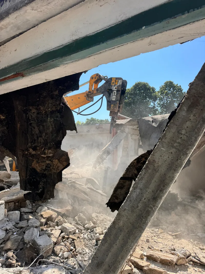 Demolare și evacuare — foto 1 (demolare mecanizată)