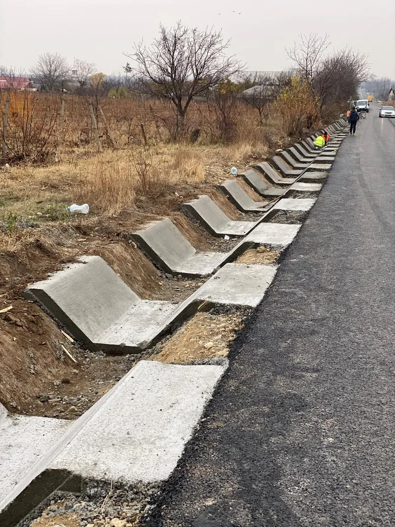 Rigole carosabile și șanțuri betonate — foto 1 (rigole montate)
