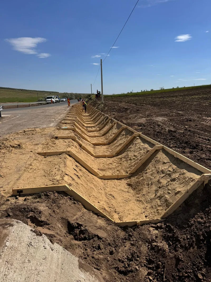 Rigole carosabile și șanțuri betonate — foto 6 (rigole montate)