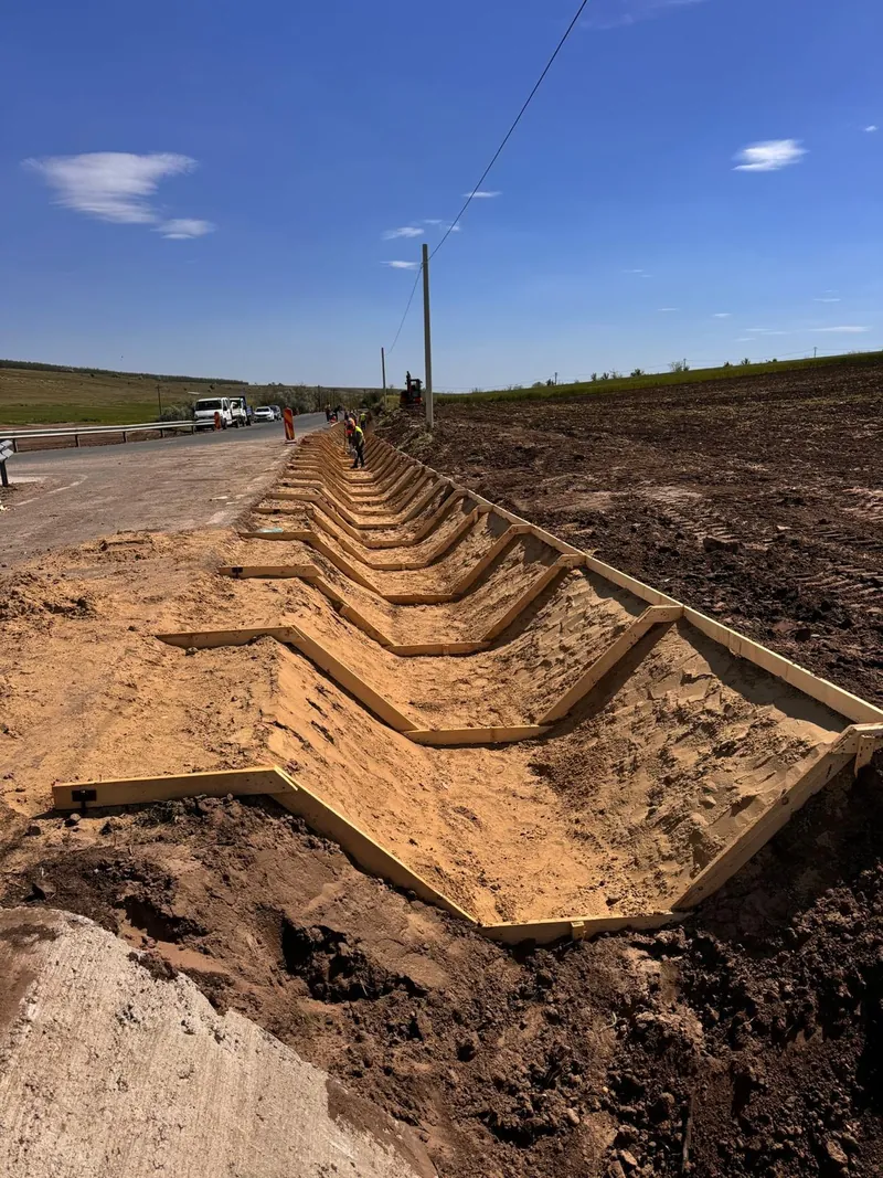 Rigole carosabile și șanțuri betonate — foto 7 (rigole montate)