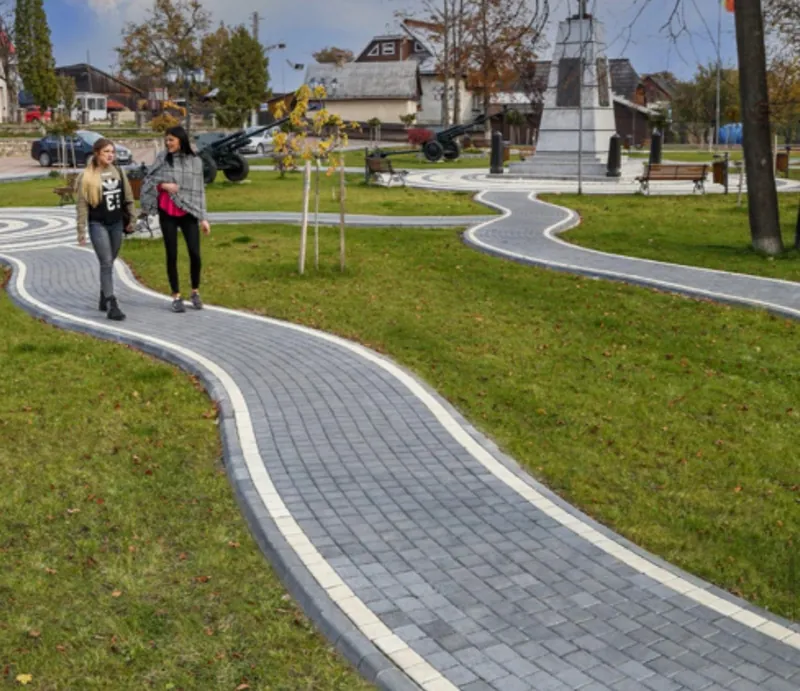 Pavaje și împrejmuiri — foto 3 (pavaj / gard finalizat)